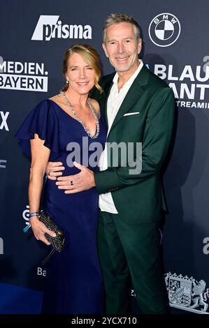 Dirk Steffens mit Ehefrau Ingrid Steffens bei der Verleihung vom Blauer Panther - TV & streaming Award 2024 in der BMW Welt. München, 23.10.2024 *** Dirk Steffens con la moglie Ingrid Steffens alla presentazione del Blue Panther TV streaming Award 2024 al BMW Welt Monaco, 23 10 2024 foto:XF.xKernx/xFuturexImagex blauer Panther 4068 Foto Stock