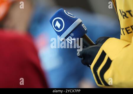 Norimberga, Germania. 24 ottobre 2024. Vestizione degli atleti della DSV (Associazione tedesca di sci) nel MesseCongressCentrum. Un atleta tiene in mano un microfono di ARD e BR (Bayerischer Rundfunk). Crediti: Daniel Löb/dpa/Alamy Live News Foto Stock