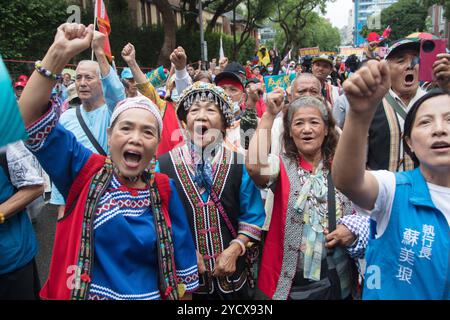 Il popolo indigeno e i residenti di Taiwan, organizzati dal KMT, hanno tenuto una manifestazione a Taipei il 24 ottobre 2024, per protestare contro la negligenza del Partito Progressista Democratico al governo dei loro diritti. Copyright: XJameson WUX Foto Stock