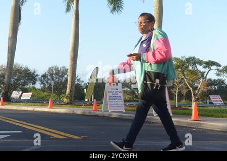 Pembroke Pines, Stati Uniti. 23 ottobre 2024. PEMBROKE PINES, FLORIDA - 23 OTTOBRE: La gente arriva per votare alla Pembroke Pines Public Library il 23 ottobre 2024 a Pembroke Pines, Florida. La votazione anticipata è iniziata in Florida questa settimana dal 26 ottobre al 2 novembre. (Foto di JL/Sipa USA) credito: SIPA USA/Alamy Live News Foto Stock