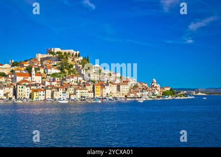 Città storica di Sibenik vista fronte mare Foto Stock