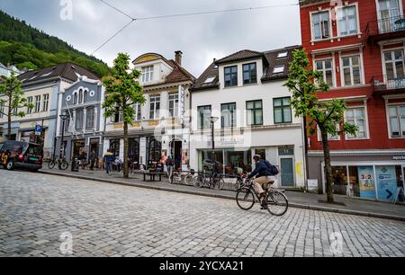 BERGEN, Norvegia - GIUGNO 15,2017: Bergen è una città e un comune in Hordaland sulla costa occidentale della Norvegia.La via centrale di Bergen in Norvegia un suo Foto Stock