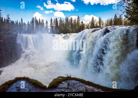 Ristafallet cascata nella parte occidentale di Jamtland è elencato come una delle più belle cascate in Svezia. Foto Stock