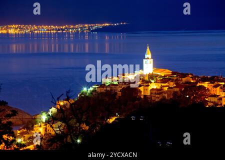 Vista serale della città di Vrbnik sull'isola di Krk Foto Stock