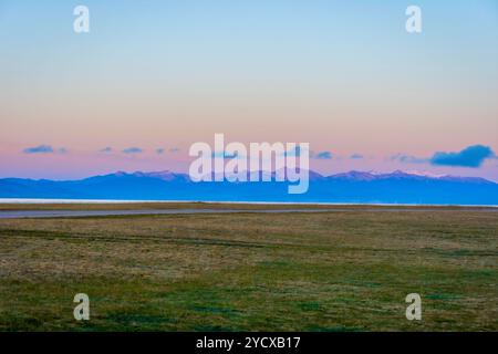 Il lago Song Kul e le montagne intorno all'alba, Kirghizistan Foto Stock