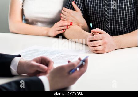 Coppia in riunione con notaio, consulente finanziario o avvocato. Contratto di assicurazione sulla vita, accordo di liquidazione di prestiti bancari o accordo di investimento. Foto Stock