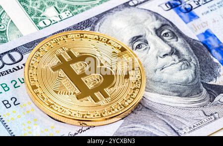Bitcoin d'oro che giace oltre cento dollari americani da vicino Foto Stock