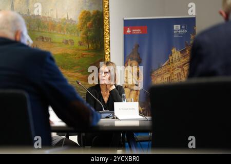 Im Pressesaal des Bremer Rathauses wurde am 24. Oktober 2024 Die Willi-Lemke-Biografie von Helmut Hafner und Ralf Lorenzen vorgestellt. Auch Seine Witwe Heide Lemke foto nahm an der Buchvorstellung teil. DAS Buch trägt den Titel: Herr Lemke, übernehmen Sie / Willi Lemke - zwischen Politik und Fußball. - Helmut Hafner Mitte War 35 Jahre Berater und Redenschreiber für den jeweiligen Bremer Bürgermeister, Ralf Lorenzen links ist freier Autor und journalist und schreibt Sporttexte hauptsächlich für ZDFsport.de und die taz. DAS Buch ist im Verlag Edition einwurf in Rastede erschienen Verleger Chris Foto Stock