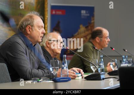 Im Pressesaal des Bremer Rathauses wurde am 24. Oktober 2024 Die Willi-Lemke-Biografie von Helmut Hafner und Ralf Lorenzen vorgestellt. Titel: Herr Lemke, übernehmen Sie / Willi Lemke - zwischen Politik und Fußball. - Helmut Hafner Mitte War 35 Jahre Berater und Redenschreiber für den jeweiligen Bremer Bürgermeister, Ralf Lorenzen links ist freier Autor und journalist und schreibt Sporttexte hauptsächlich für ZDFsport.de und die taz. DAS Buch ist im Verlag Edition einwurf in Rastede erschienen Verleger Christoph Schottes. - Der 1946 in Pönitz Ostholstein geborene Wilfried Lemke studierte in ha Foto Stock