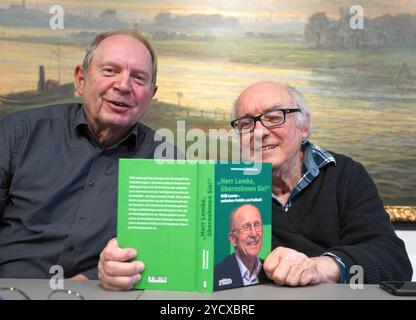 Im Pressesaal des Bremer Rathauses wurde am 24. Oktober 2024 Die Willi-Lemke-Biografie von Helmut Hafner und Ralf Lorenzen vorgestellt. Titel: Herr Lemke, übernehmen Sie / Willi Lemke - zwischen Politik und Fußball. - Helmut Hafner rechts War 35 Jahre Berater und Redenschreiber für den jeweiligen Bremer Bürgermeister, Ralf Lorenzen links ist freier Autor und journalist und schreibt Sporttexte hauptsächlich für ZDFsport.de und die taz. DAS Buch ist im Verlag Edition einwurf in Rastede erschienen Verleger Christoph Schottes. - Der 1946 in Pönitz Ostholstein geborene Wilfried Lemke studierte in H Foto Stock