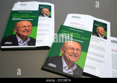 Im Pressesaal des Bremer Rathauses wurde am 24. Oktober 2024 Die Willi-Lemke-Biografie von Helmut Hafner und Ralf Lorenzen vorgestellt. Titel: Herr Lemke, übernehmen Sie / Willi Lemke - zwischen Politik und Fußball. - Helmut Hafner War 35 Jahre Berater und Redenschreiber für den jeweiligen Bremer Bürgermeister, Ralf Lorenzen ist freier Autor und Journalist und schreibt Sporttexte hauptsächlich für ZDFsport.de und die taz. DAS Buch ist im Verlag Edition einwurf in Rastede erschienen Verleger Christoph Schottes. - Der 1946 in Pönitz Ostholstein geborene Wilfried Lemke studierte in Hamburg Sport Foto Stock