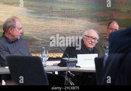 Im Pressesaal des Bremer Rathauses wurde am 24. Oktober 2024 Die Willi-Lemke-Biografie von Helmut Hafner und Ralf Lorenzen vorgestellt. Titel: Herr Lemke, übernehmen Sie / Willi Lemke - zwischen Politik und Fußball. - Helmut Hafner Mitte War 35 Jahre Berater und Redenschreiber für den jeweiligen Bremer Bürgermeister, Ralf Lorenzen links ist freier Autor und journalist und schreibt Sporttexte hauptsächlich für ZDFsport.de und die taz. DAS Buch ist im Verlag Edition einwurf in Rastede erschienen Verleger Christoph Schottes, rechts. - Der 1946 a Pönitz Ostholstein geborene Wilfried Lemke studier Foto Stock