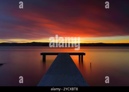 Glorioso tramonto australiano e molo Foto Stock