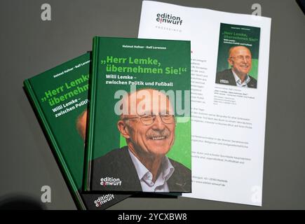 Im Pressesaal des Bremer Rathauses wurde am 24. Oktober 2024 Die Willi-Lemke-Biografie von Helmut Hafner und Ralf Lorenzen vorgestellt. Titel: Herr Lemke, übernehmen Sie / Willi Lemke - zwischen Politik und Fußball. - Helmut Hafner War 35 Jahre Berater und Redenschreiber für den jeweiligen Bremer Bürgermeister, Ralf Lorenzen ist freier Autor und Journalist und schreibt Sporttexte hauptsächlich für ZDFsport.de und die taz. DAS Buch ist im Verlag Edition einwurf in Rastede erschienen Verleger Christoph Schottes. - Der 1946 in Pönitz Ostholstein geborene Wilfried Lemke studierte in Hamburg Sport Foto Stock