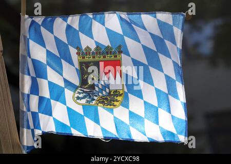 29.09.2024, Hannover, Niedersachsen, GER - Fahne des Bundeslandes Bayern. Aussen, Aussenaufnahme, Bayern, Bayernfahne, Bayernflagge, blau, blau-weiss, blau-Weiß, Bundesland, deutsch, Deutschland, Europa, Europaeisch, Fahne, Flagge, Hannover, Karos, Landesfahne, Landesflagge, Loewen, Niedersachsen, niemand, QF, Querformat, Rauten, Wappen, weiss, Westeuropa 240929D806HANNOVER.JPG *** 29 09 2024, Hannover, bassa Sassonia, bandiera GER dello Stato federale di Baviera, Baviera, bandiera bavarese, bandiera bavarese, bandiera bavarese, bandiera bavarese, bandiera bavarese, blu, blu bianco, blu bianco, stato federale, tedesco, Germania, Europa, Europa, bandiera, f Foto Stock