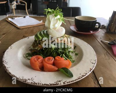 Frittelle di patate dolci con avocado uova in camicia e salmone Foto Stock