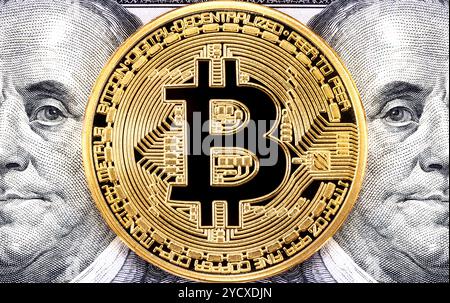 Golden bitcoin con Benjamin Franklin ritratto da un centinaio di dollari americani. Il concetto di business di tutto il mondo cryptocurrency Foto Stock