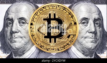 Criptovaluta del Bitcoin con ritratto di Benjamin Franklin da cento dollari americani. Concetto di business di tutto il mondo c Foto Stock