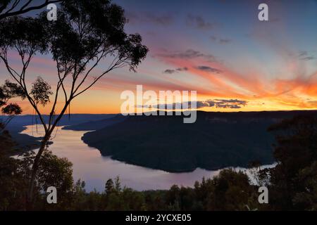 Vista al tramonto sulla natura incontaminata del lago Burragorang e della valle di Nattai, il Parco Nazionale delle Blue Mountains. Il lago Burragorang è costituito da wate Foto Stock