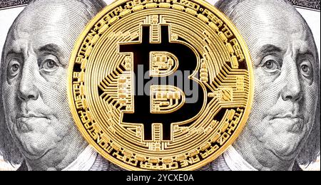 Golden bitcoin con Benjamin Franklin ritratto da un centinaio di dollari americani. Il concetto di business di tutto il mondo cryptocurrency Foto Stock