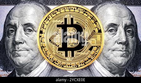 Criptovaluta del Bitcoin con ritratto di Benjamin Franklin da cento dollari americani. Concetto di business di tutto il mondo c Foto Stock