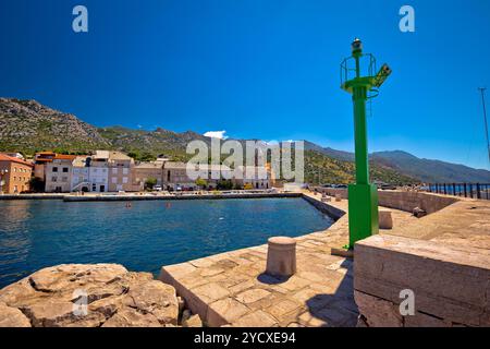 Città di Karlobag nel canale di Velebit vista fronte mare Foto Stock