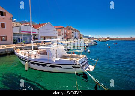 Città di Karlobag nel canale di Velebit vista fronte mare Foto Stock