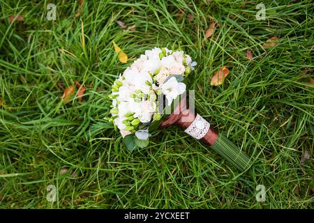 Bellissimo bouquet di fiori nuziali sull'erba verde Foto Stock