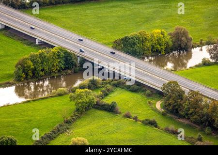 Luftbild, Lippebrücke der Autobahn A3 über den Fluss Lippe, Bucholtwelmen, Hünxe, Niederrhein, Nordrhein-Westfalen, Deutschland ACHTUNGxMINDESTHONORARx60xEURO *** Vista aerea, ponte Lippe dell'autostrada A3 sul fiume Lippe, Bucholtwelmen, Hünxe, bassa Renania, Renania settentrionale-Vestfalia, Germania ACHTUNGxMINDESTHONORARx60xEURO Foto Stock