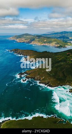 Accattivante ripresa aerea che mostra gli spettacolari paesaggi verdi lungo la costa frastagliata della Galizia, Spagna, l'immagine mette in evidenza l'interazione tra Foto Stock