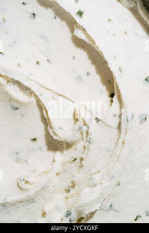 Vista ravvicinata del gelato alla menta servito in una caffetteria. L'immagine è caratterizzata da un primo piano dettagliato che sottolinea la texture cremosa e il verde brillante Foto Stock