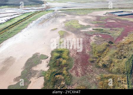 Immagine aerea di un drone che cattura le antiche distese saline di Imon a Guadalajara, Spagna, evidenziando texture e colori vivaci modellati dal sale secco, wate Foto Stock