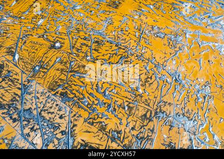 Lo scatto aereo con drone cattura le antiche distese saline di Imon a Guadalajara, in Spagna, mostrando un incredibile mosaico di texture e colori dal cristallo di sale Foto Stock