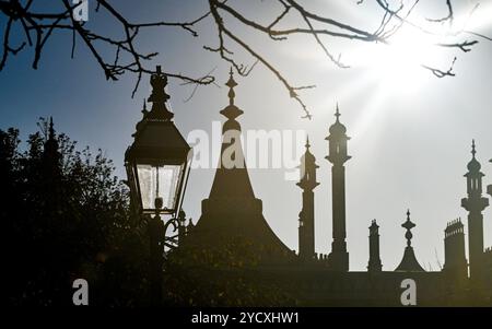 Brighton Regno Unito - il sole autunnale e le vedute intorno ai Royal Pavilion Gardens Brighton : Credit Simon Dack Foto Stock