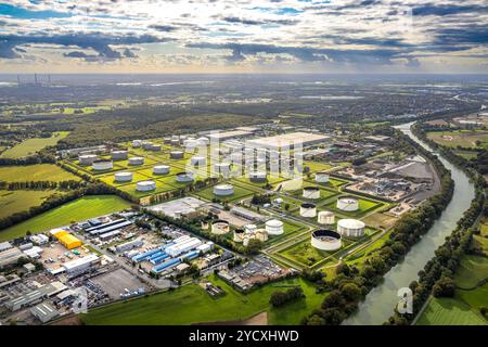 Luftbild, Hünxe Gewerbepark am Wesel-Datteln-Kanal mit TanQuid GmbH Tanklager Hünxe, LGI Logistics Solution GmbH Logistikdienst, industrie- und Gewerbepark Hünxe Bucholtwelmen-West, Fernsicht und blauer Himmel mit Wolken, Bucholtwelmen, Hünxe, Niederrhein, Nordrhein-Westfalen, Deutschland ACHTUNGxMINDESTHONORARx60xEURO *** Vista aerea, parco industriale Hünxe sul canale Wesel Datteln con TanQuid GmbH tank farm Hünxe, LGI Logistics Solution GmbH logistica service, parco industriale e commerciale Hünxe Bucholtwelmen West, vista distante e cielo blu con nuvole, Bucholtwelmen, Hünxe, basso Reno, Foto Stock