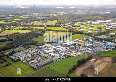 Luftbild, Gewerbeansiedlung in der Beckuhl im Hünxe Gewerbepark am Wesel-Datteln-Kanal, TanQuid GmbH Tanklager Hünxe, industrie- und Gewerbepark Hünxe Bucholtwelmen-Ost, Fernsicht und blauer Himmel mit Wolken, Bucholtwelmen, Hünxe, Niederrhein, Nordrhein-Westfalen, Deutschland ACHTUNGxMINDESTHONORARx60xEURO *** Vista aerea, insediamento industriale a der Beckuhl nel parco industriale di Hünxe sul canale Wesel Datteln, TanQuid GmbH tank farm Hünxe, parco industriale e commerciale Hünxe Bucholtwelmen Ost, vista distante e cielo blu con nuvole, Bucholtwelmen, Hünxe, basso Reno, Renania settentrionale-Vestfalia, Foto Stock