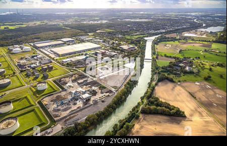 Luftbild, Hünxe Gewerbepark am Wesel-Datteln-Kanal mit TanQuid GmbH Tanklager Hünxe, LGI Logistics Solution GmbH Logistikdienst, industrie- und Gewerbepark Hünxe Bucholtwelmen-West, Lippeaue, Fernsicht und blauer Himmel mit Wolken, Bucholtwelmen, Hünxe, Niederrhein, Nordrhein-Westfalen, Deutschland ACHTUNGxMINDESTHONORARx60xEURO *** Vista aerea, parco industriale Hünxe sul canale Wesel Datteln con TanQuid GmbH tank farm Hünxe, LGI Logistics Solution GmbH logistica service, parco industriale e commerciale Hünxe Bucholtwelmen West, Lippeaue, vista distante e cielo blu con nuvole, Bucholtwelmen, Foto Stock