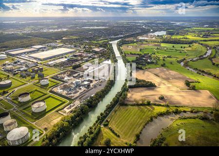 Luftbild, Hünxe Gewerbepark am Wesel-Datteln-Kanal mit TanQuid GmbH Tanklager Hünxe, LGI Logistics Solution GmbH Logistikdienst, industrie- und Gewerbepark Hünxe Bucholtwelmen-West, Fluss Lippeaue, Fernsicht und blauer Himmel mit Wolken, Bucholtwelmen, Hünxe, Niederrhein, Nordrhein-Westfalen, Deutschland ACHTUNGxMINDESTHONORARx60xEURO *** Vista aerea, parco industriale Hünxe sul canale Wesel Datteln con serbatoio TanQuid GmbH Hünxe, LGI Logistics Solution GmbH servizio logistico, parco industriale e commerciale Hünxe Bucholtwelmen West, fiume Lippeaue, vista distante e cielo blu con nuvole, Buc Foto Stock