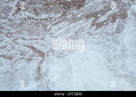 Intricati motivi di cristalli di sale in una superficie salina piatta la consistenza e la superficie riflettente evidenziano il processo di cristallizzazione, essenziale per la produzione salina Foto Stock