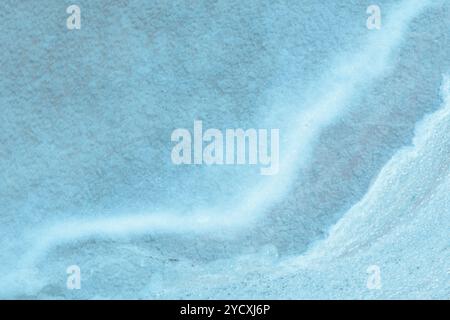 Immagine dettagliata che mostra la consistenza e il colore dei depositi di sale blu, sottolineando il processo di cristallizzazione naturale utilizzato nella produzione del sale Foto Stock