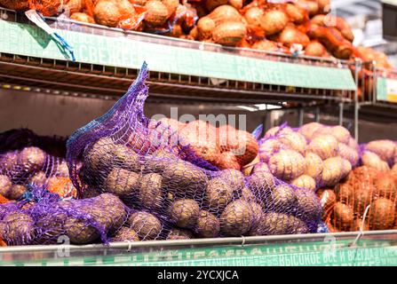 Patate fresche pronte per la vendita al supermercato lenta Foto Stock