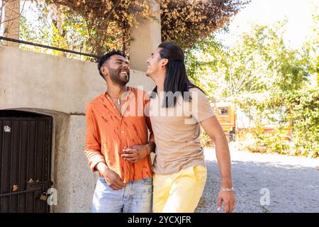 Una scena emozionante di una giovane coppia gay, che mostra affetto e risate in un ambiente urbano, questa immagine cattura l'essenza dell'amore e del companio Foto Stock