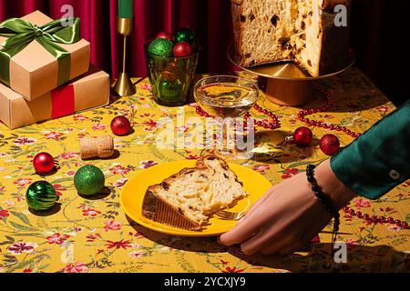 Tavolo con una fetta di panettone, champagne e decorazioni natalizie Che La mano di una donna raggiunge per il piatto, aggiungendo un tocco personale alla scena accogliente Foto Stock
