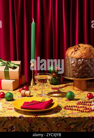 Un vivace e festoso ambiente da tavola natalizio, caratterizzato da una tenda rossa riccamente strutturata e un tavolo adornato con un tradizionale panettone su una Foto Stock