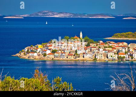 Primosten arcipelago e blu del mare Adriatico visualizza Foto Stock