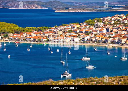 Primosten arcipelago e blu del mare Adriatico visualizza Foto Stock