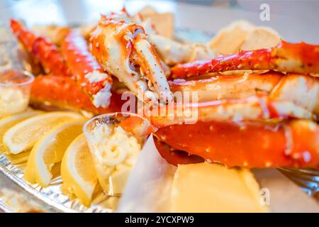 Zampe di granchio reale rosse con fette di limone fresche Foto Stock