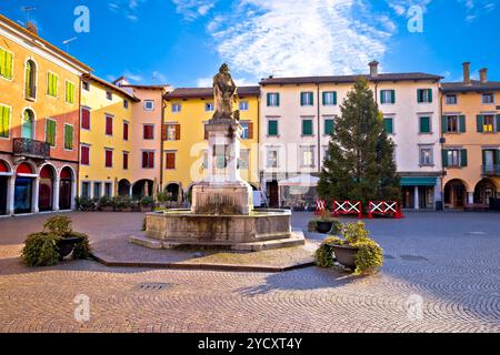 Città di Cividale del Friuli colorato piazza italiana view Foto Stock