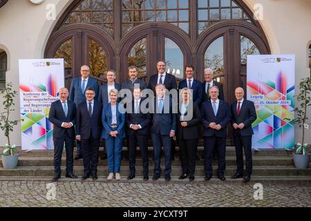 Lipsia - Ministerpräsidenten kommen zur MPK in Sachsen zusammen 24.10.2024 ab 13,20 UhrLeipzig, Pfaffendorfer Straße Kongresshalle am Zoo im foto: Die Ministerpräsidenten Kai Wegner CDU, Unten von Links Regierender Bürgermeister von Berlin, Boris Rhein CDU, Ministerpräsident von Hessen, Manuela Schwesig SPD, Ministerpräsidentin von Mecklenburg-Vorpommern, Michael Kretschmer CDU, Ministerpräsident von Sachsen, Stephan Weil SPD, Ministerpräsident von Niedersachsen, Anke Rehlinger SPD, Ministerpräsidentin von Saarland, Reiner Haseloff CDU, Ministerpräsident von Sachsen-Anhalt, Peter Tschentscher Foto Stock