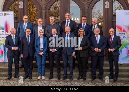 Lipsia - Ministerpräsidenten kommen zur MPK in Sachsen zusammen 24.10.2024 ab 13,20 UhrLeipzig, Pfaffendorfer Straße Kongresshalle am Zoo im foto: Die Ministerpräsidenten Kai Wegner CDU, Unten von Links Regierender Bürgermeister von Berlin, Boris Rhein CDU, Ministerpräsident von Hessen, Manuela Schwesig SPD, Ministerpräsidentin von Mecklenburg-Vorpommern, Michael Kretschmer CDU, Ministerpräsident von Sachsen, Stephan Weil SPD, Ministerpräsident von Niedersachsen, Anke Rehlinger SPD, Ministerpräsidentin von Saarland, Reiner Haseloff CDU, Ministerpräsident von Sachsen-Anhalt, Peter Tschentscher Foto Stock